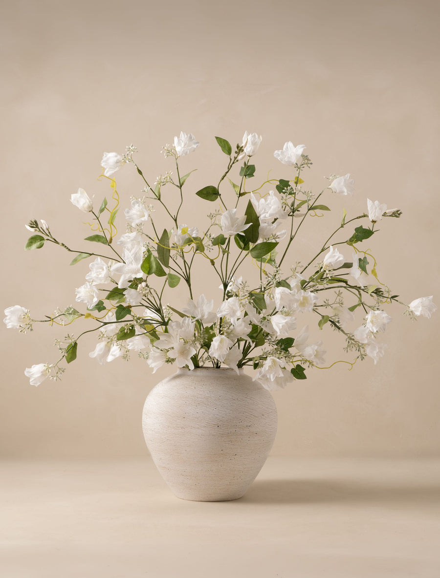 Composition florale artificielle - Cloche et clématite blanche