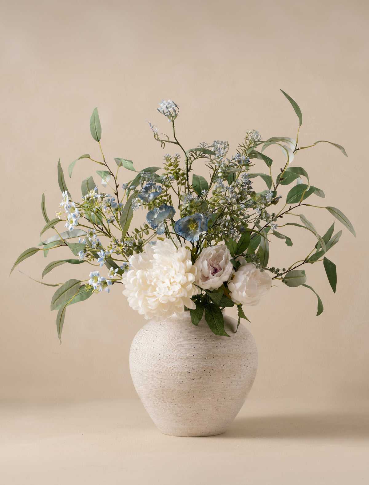 Composition florale artificielle – Dahlia blanc et coquelicot bleu