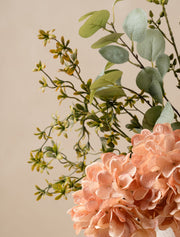 Composition florale artificielle – Eucalyptus et hortensia abricot