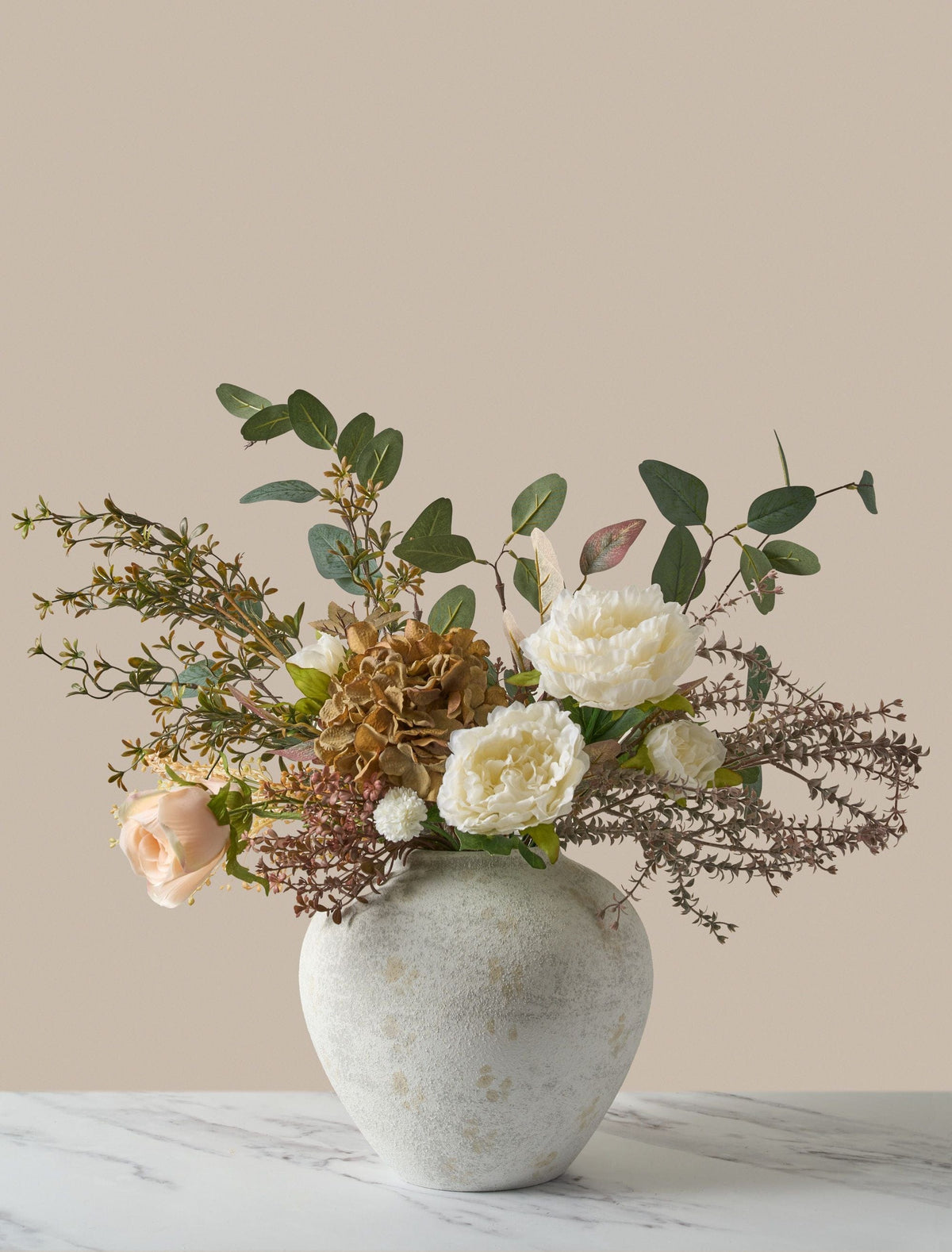 Composition florale artificielle – Eucalyptus vert et gerbe bordeaux