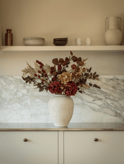 Composition florale artificielle – Fougère naturelle et hortensias bordeaux
