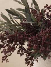 Composition florale artificielle – Grandes baies bordeaux et feuillage d’olivier