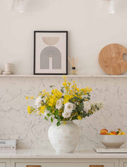 Composition florale artificielle – Eucalyptus, Mimosa jaune et Dahlia blanc