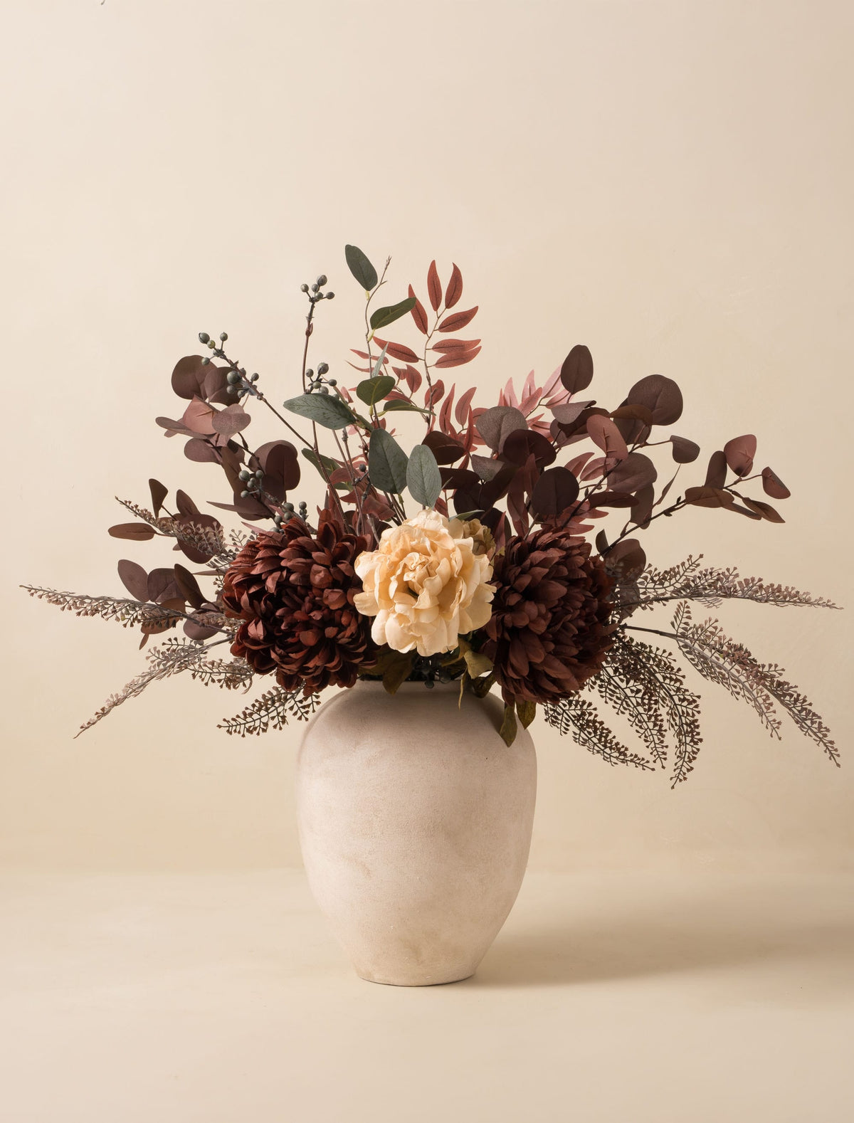 Composition florale artificielle – Dahlia bordeaux et pivoine crème