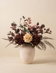 Composition florale artificielle – Dahlia bordeaux et pivoine crème