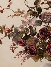 Composition florale artificielle – Mélange de roses rouges et pourpres