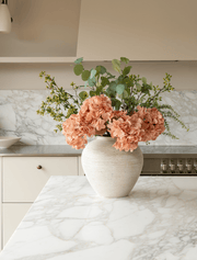 Composition florale artificielle – Eucalyptus et hortensia abricot