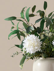 Composition florale artificielle – Dahlia blanc et feuillage vert