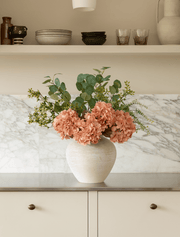 Composition florale artificielle – Eucalyptus et hortensia abricot