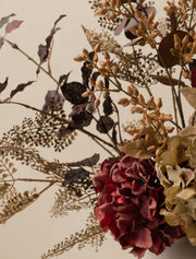 Composition florale artificielle – Fougère naturelle et hortensias bordeaux