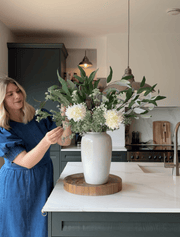 Composition florale artificielle – Dahlia blanc et feuillage vert