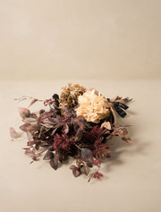 Composition florale artificielle – Baies et hortensias bordeaux