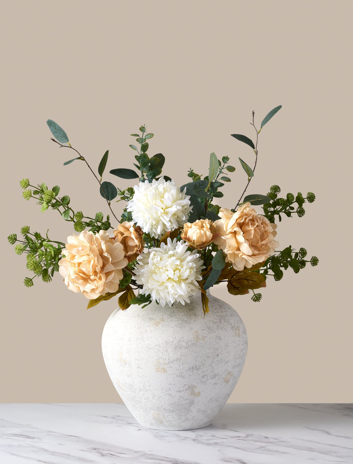 Composition florale artificielle – Pivoine crème et eucalyptus