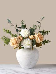 Composition florale artificielle – Pivoine crème et eucalyptus