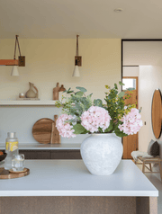 Künstliches Blumenarrangement – Eukalyptus & rosa Hortensie