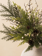 Composition florale artificielle – Fougère d'hiver et baies blanches