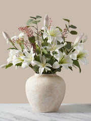 Composition florale artificielle – Lys blanc et eucalyptus