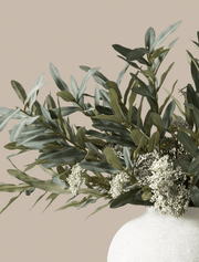 Composition florale artificielle – Olivier et baies blanches