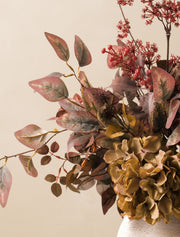 Composition florale artificielle – Baies et hortensias bordeaux