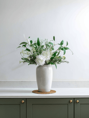 Composition florale artificielle – Dahlia blanc et feuillage vert
