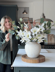 Composition florale artificielle – Lys blanc et eucalyptus