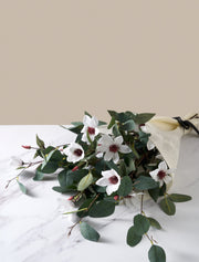 Composition florale artificielle – Eucalyptus et Magnolia blanc
