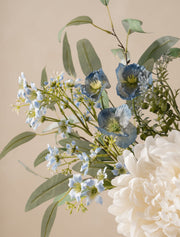 Composition florale artificielle – Dahlia blanc et coquelicot bleu