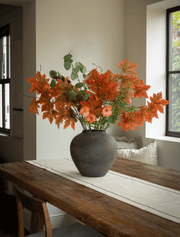Composition florale artificielle – Feuille d'érable et coquelicot orange