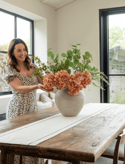 Composition florale artificielle – Eucalyptus et hortensia abricot