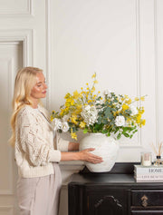 Composition florale artificielle – Eucalyptus, Mimosa jaune et Dahlia blanc