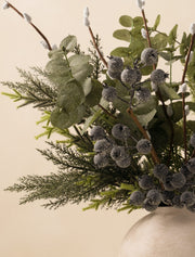 Composition florale artificielle – Baies bleues et saule