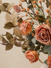 Composition florale artificielle – Roses orange et feuillage safran