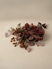 Composition florale artificielle – Mélange de roses rouges et pourpres