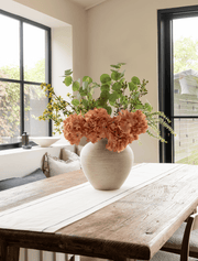 Composition florale artificielle – Eucalyptus et hortensia abricot