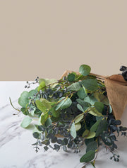 Composition florale artificielle – Eucalyptus et Baies Bleues
