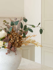 Composition florale artificielle – Eucalyptus vert et gerbe bordeaux