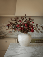 Composition florale artificielle – Mélange de roses rouges et pourpres
