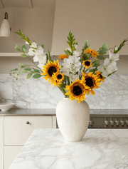 Composition florale artificielle – Tournesol et glaïeul blanc