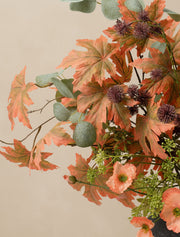 Composition florale artificielle – Feuille d'érable et coquelicot orange