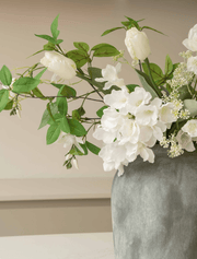 Composition florale artificielle – Tulipe et Agapanthe blanche
