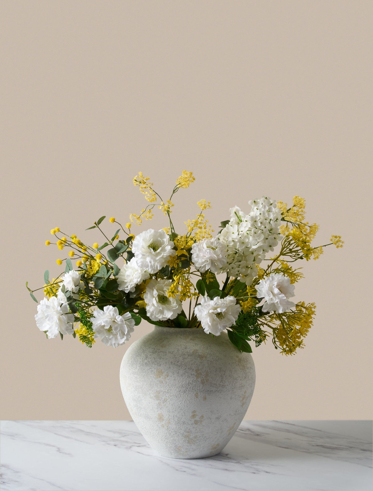 Composition florale artificielle – Eucalyptus, Mimosa jaune et Dahlia blanc