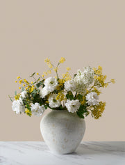 Composition florale artificielle – Eucalyptus, Mimosa jaune et Dahlia blanc