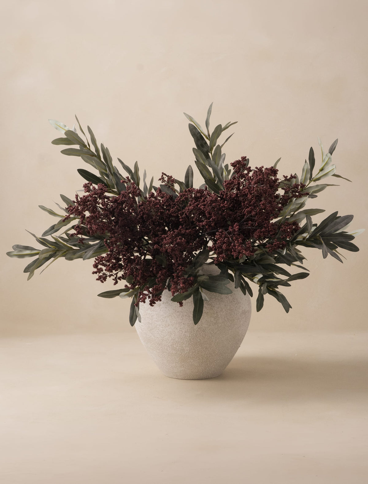 Composition florale artificielle – Grandes baies bordeaux et feuillage d’olivier