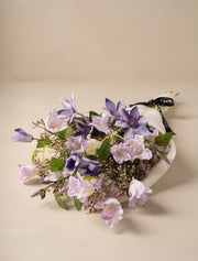 Composition florale artificielle – Campanules et clématites violettes