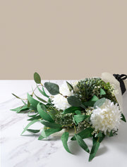 Composition florale artificielle – Dahlia blanc et feuillage vert
