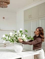 Composition florale artificielle – Tulipe et Agapanthe blanche