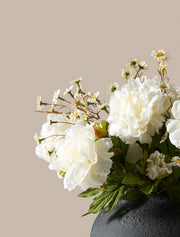 Composition florale artificielle – Pivoine blanche et marguerite