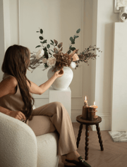 Composition florale artificielle – Eucalyptus vert et gerbe bordeaux