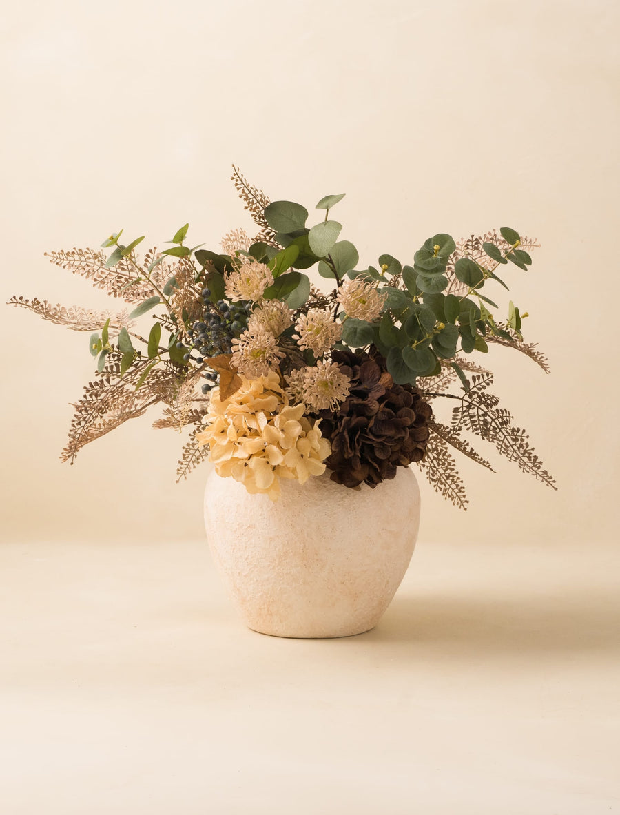 Composition florale artificielle – ​​Fougère taupe et hortensias crème