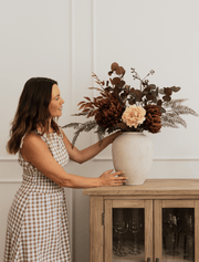 Composition florale artificielle – Dahlia bordeaux et pivoine crème